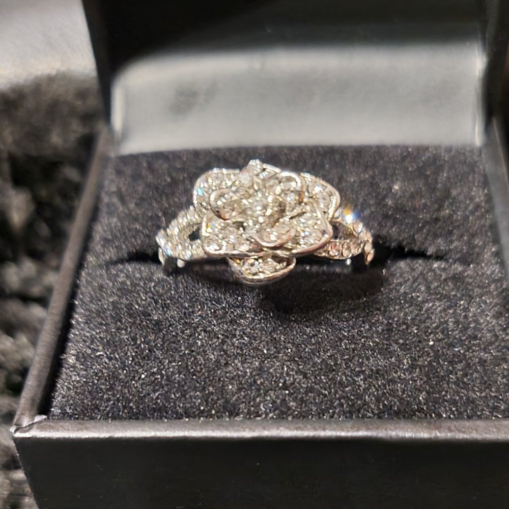 Sparkling Flower Ring - Picture 4 of 9